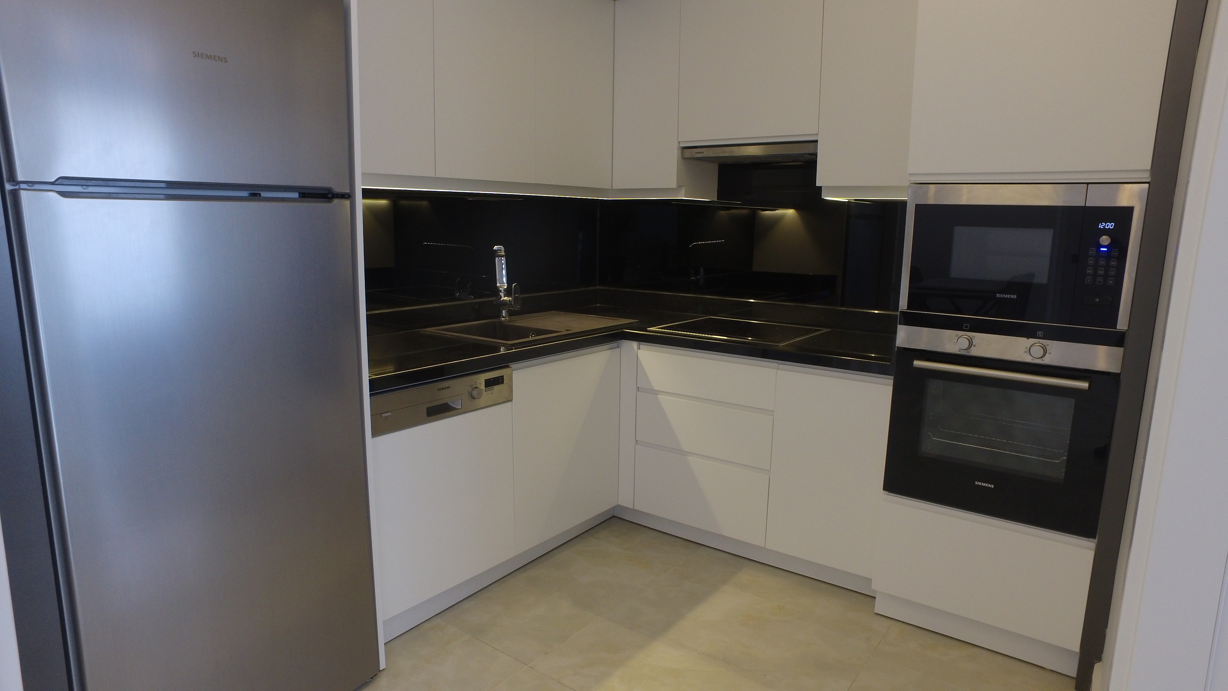 马赫穆特拉一线海景豪宅：尊享地中海滨海公寓与复式