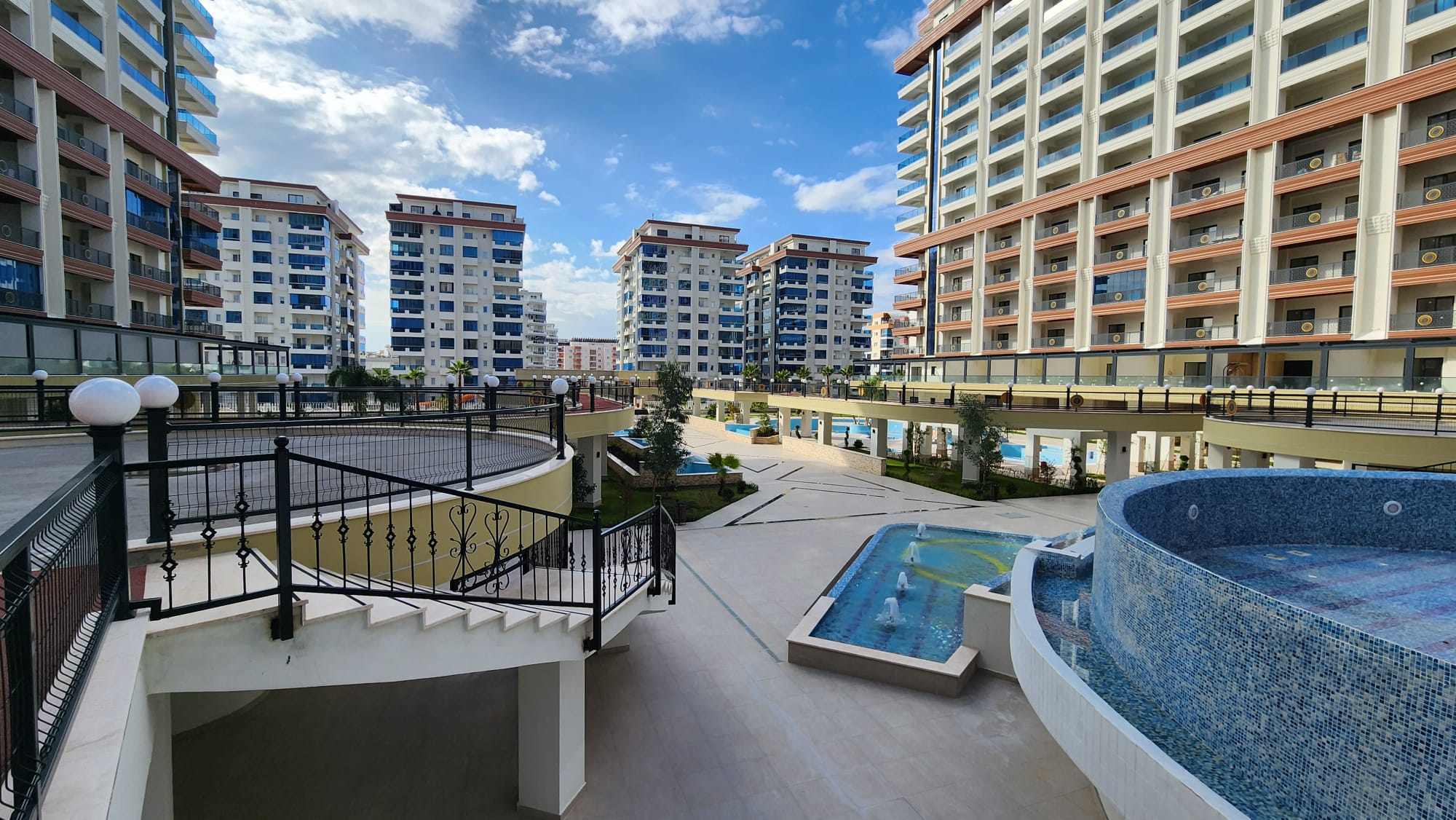 Mahmutlarin Puutarhakeidas: Ylelliset Asunnot ja Duplexit Meren Lähellä