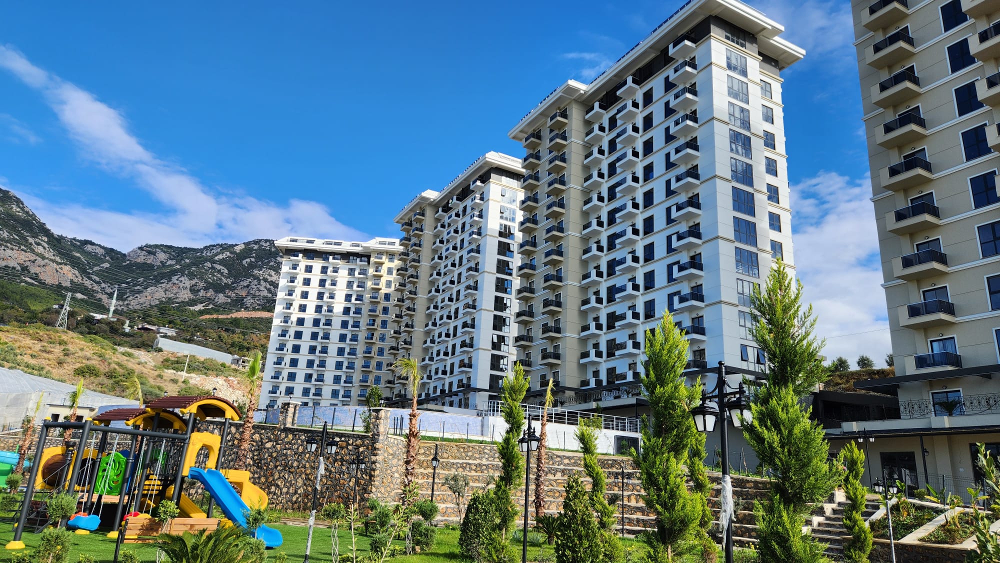 Махмутлардағы Жерорта теңізіне панорамалық көрінісі бар тау басындағы элиталық резиденциялар