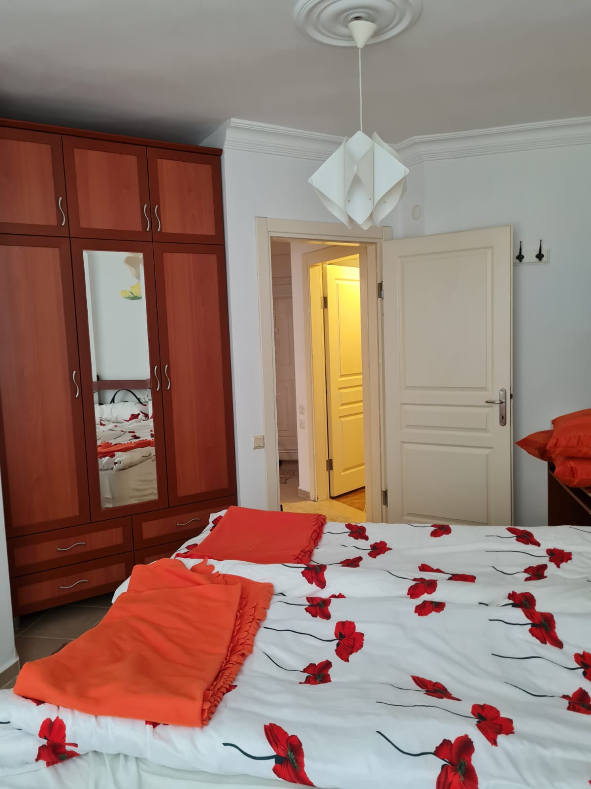 Exklusives Dachgeschoss-Apartment in Tosmur: Ruhe am Fluss, Nähe zum Meer