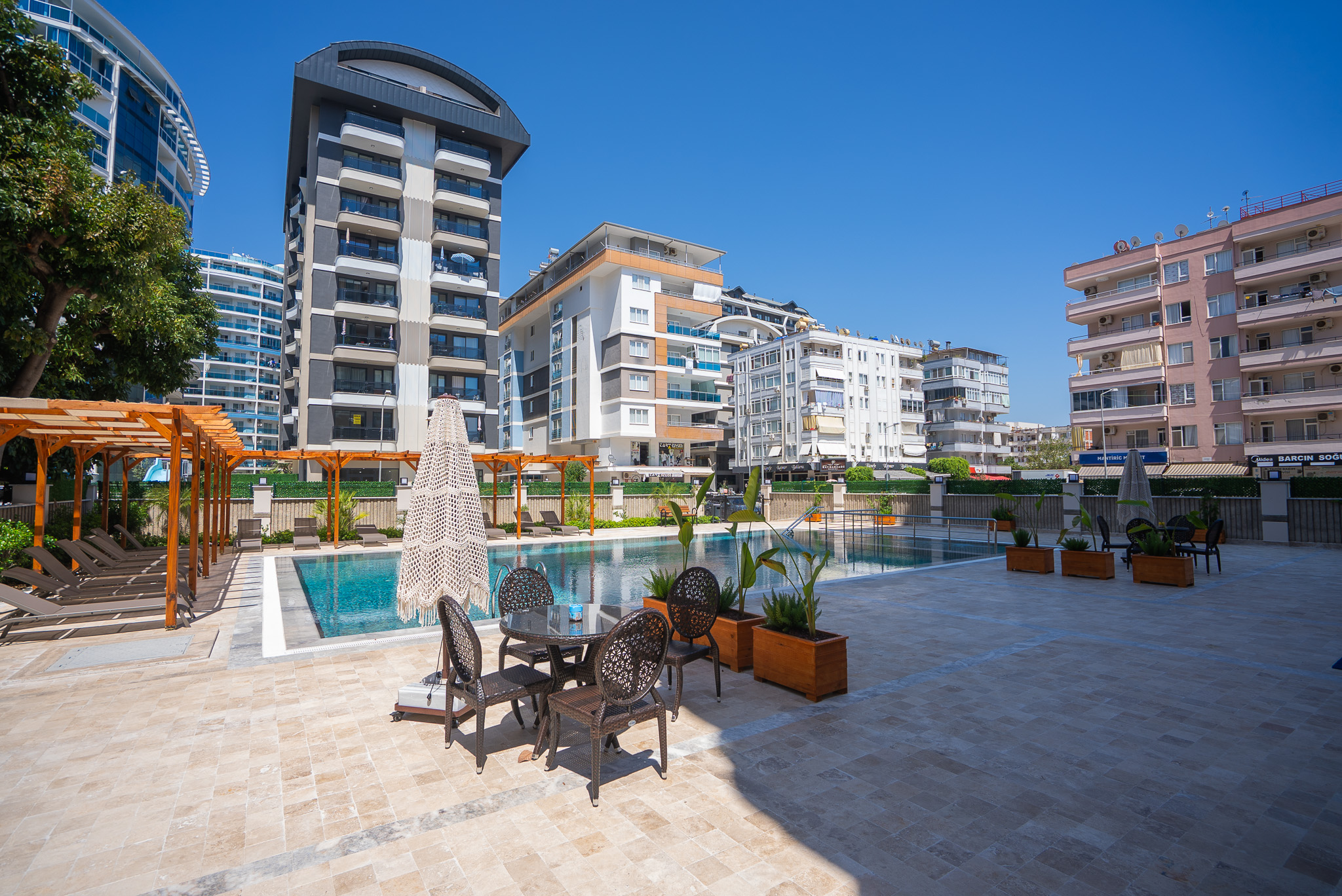 Mahmutlar Sahiline Sadece 200 Metre Mesafede, Yepyeni Deniz Yanı Daire ve Dubleksler