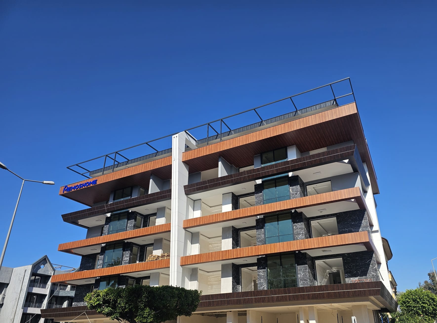 Аланияның Оба ауданындағы теңіз көріністі пәтерлер, дуплекстер және коммерциялық орындар