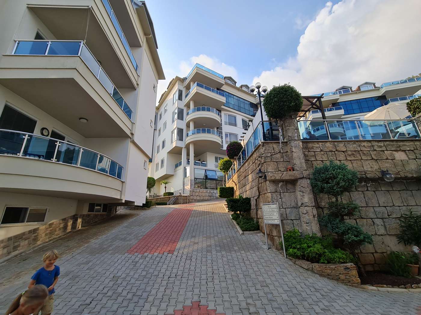 Alanya Merkezde Kapsamlı Sosyal Donatılara Sahip Geniş Aile Daireleri