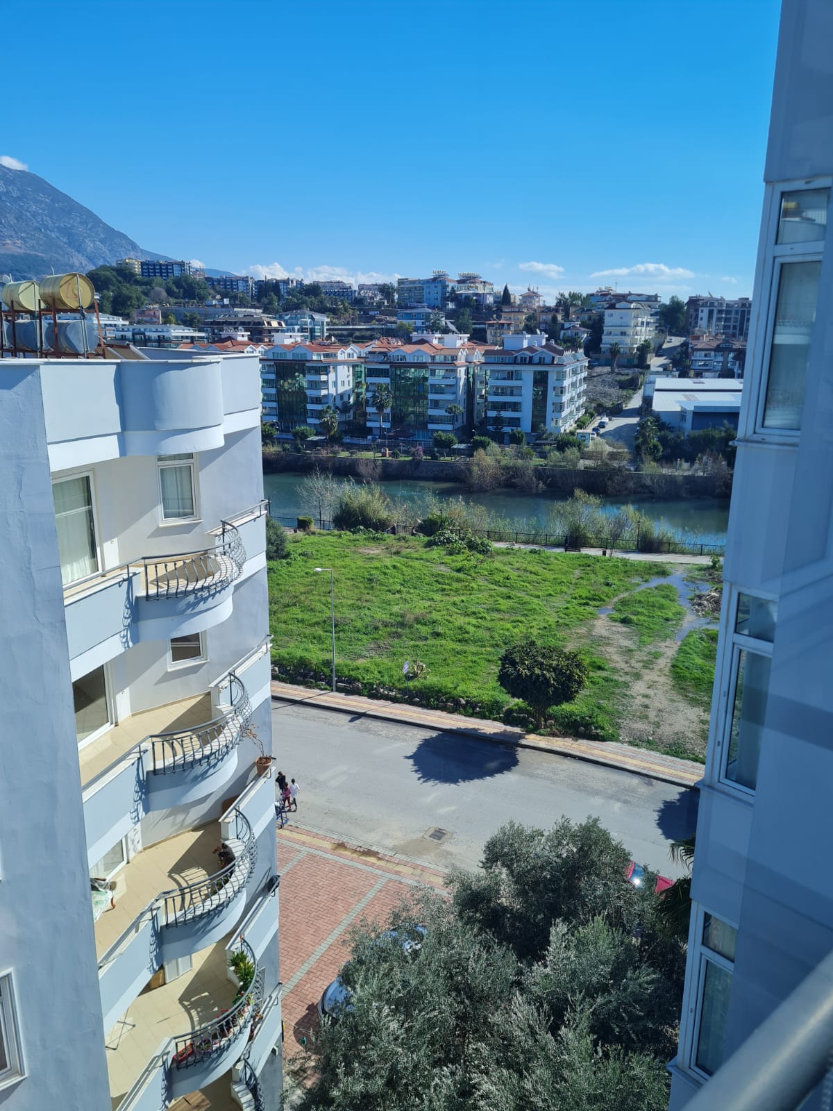 Exklusives Dachgeschoss-Apartment in Tosmur: Ruhe am Fluss, Nähe zum Meer