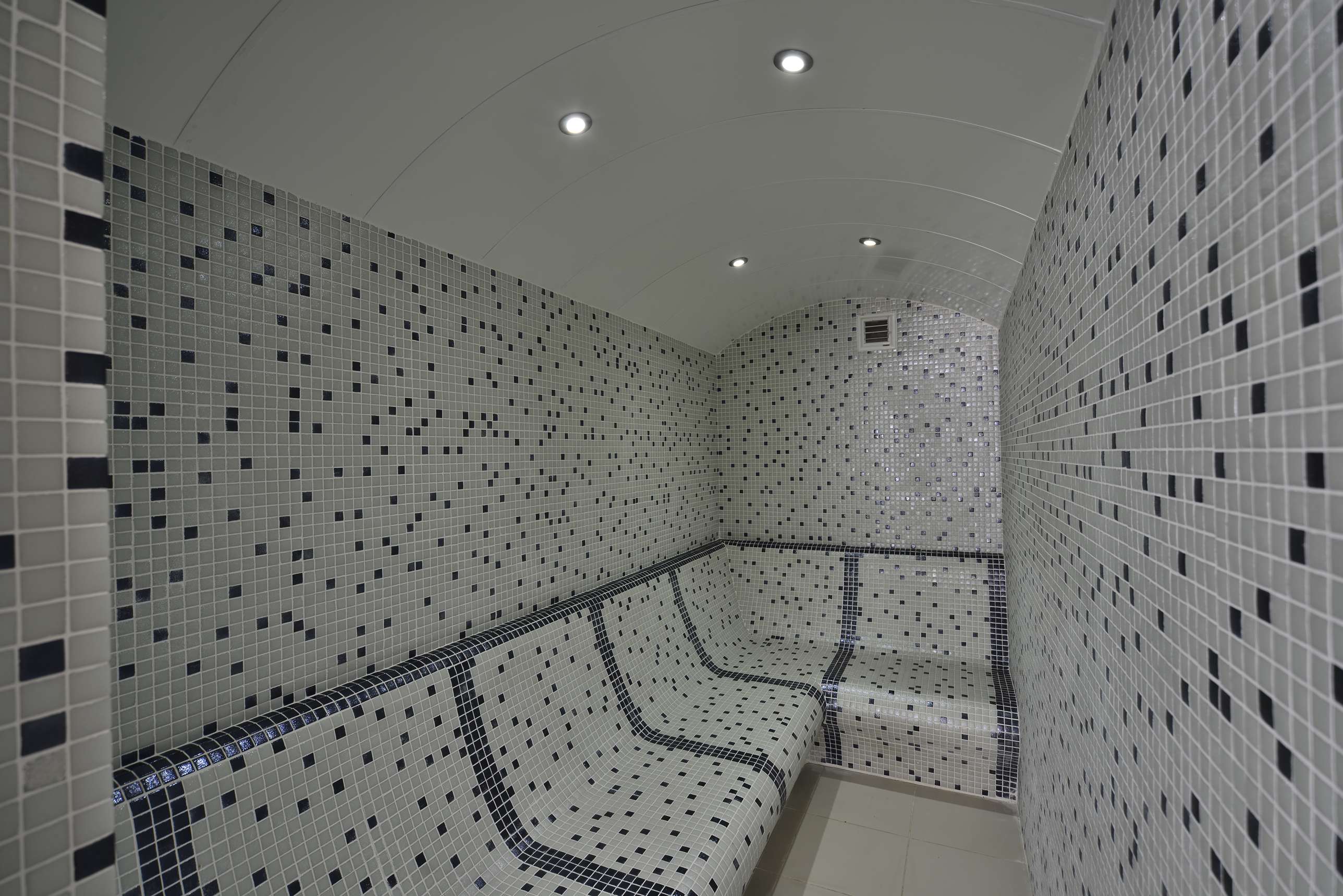 Alanya Merkezde Kapsamlı Sosyal Donatılara Sahip Geniş Aile Daireleri