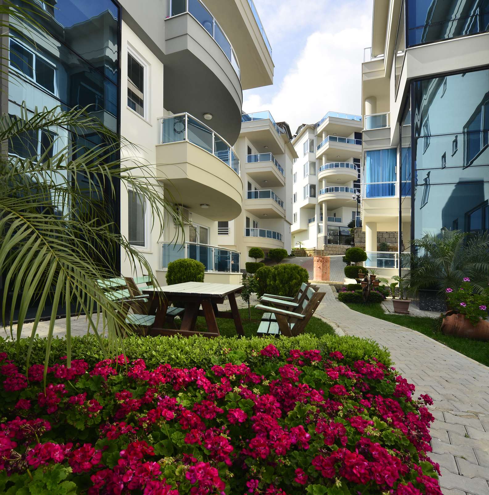 Alanya Merkezde Kapsamlı Sosyal Donatılara Sahip Geniş Aile Daireleri