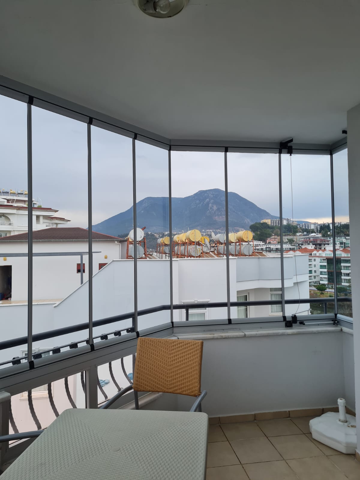 Exklusives Dachgeschoss-Apartment in Tosmur: Ruhe am Fluss, Nähe zum Meer