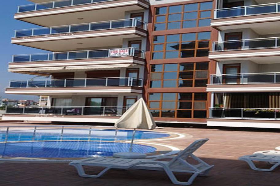 Ein Serviced-Duplex-Wohnsitz in Kestel: Raum, Stil und Seelenfrieden