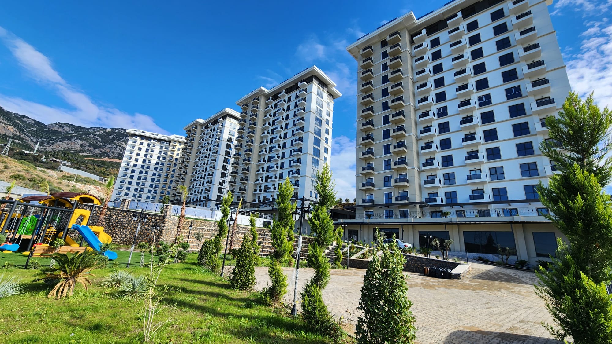 Mahmutlarin ensiluokkaiset kukkulakodit merinäköaloilla