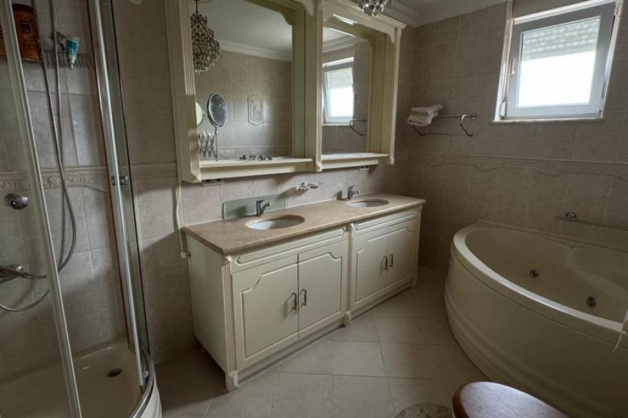 奧巴核心区1014平米顶级商业资产：尽揽阿兰亚城堡美景，开启无限投资潜能