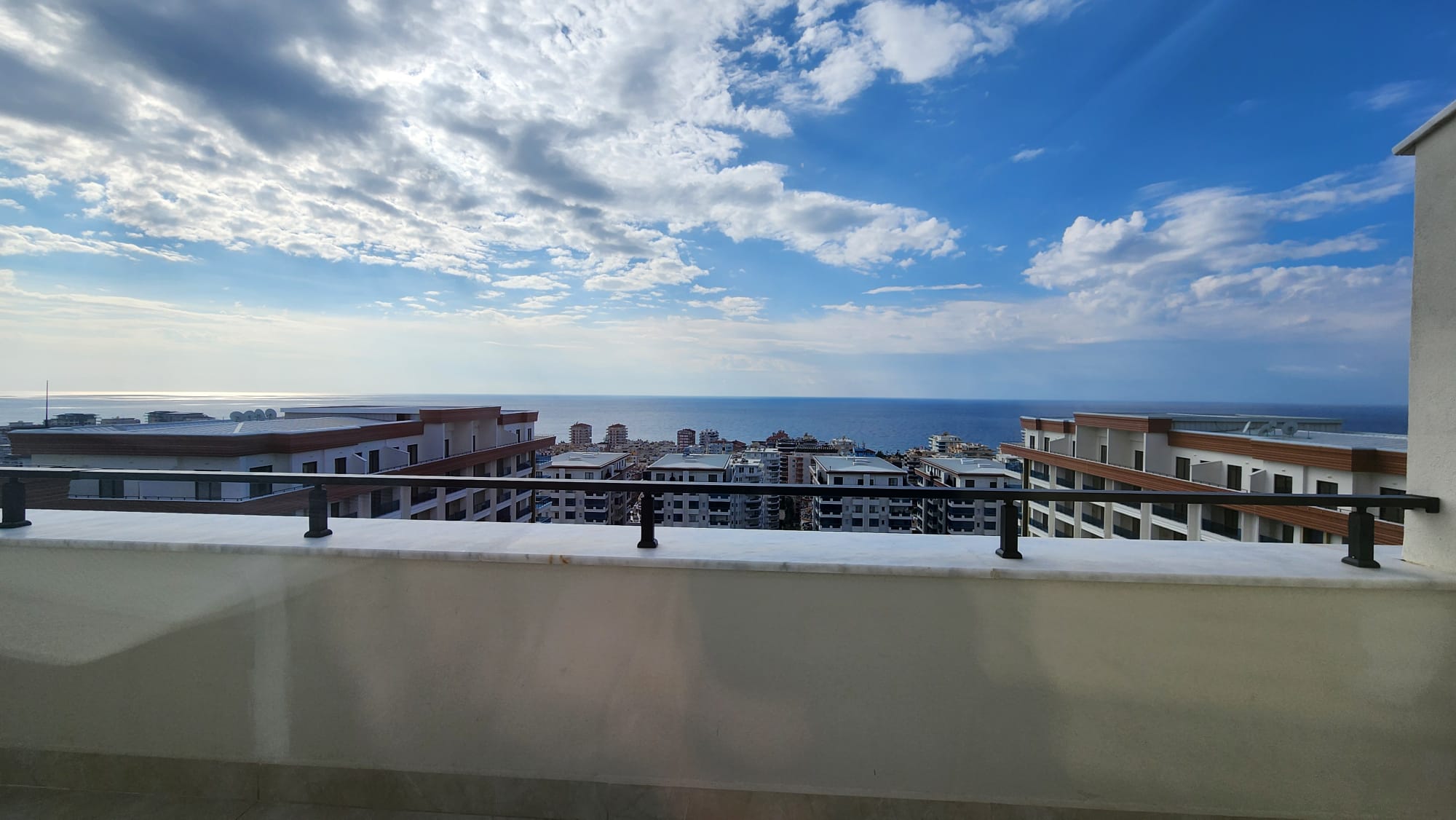 Mahmutlarin Puutarhakeidas: Ylelliset Asunnot ja Duplexit Meren Lähellä