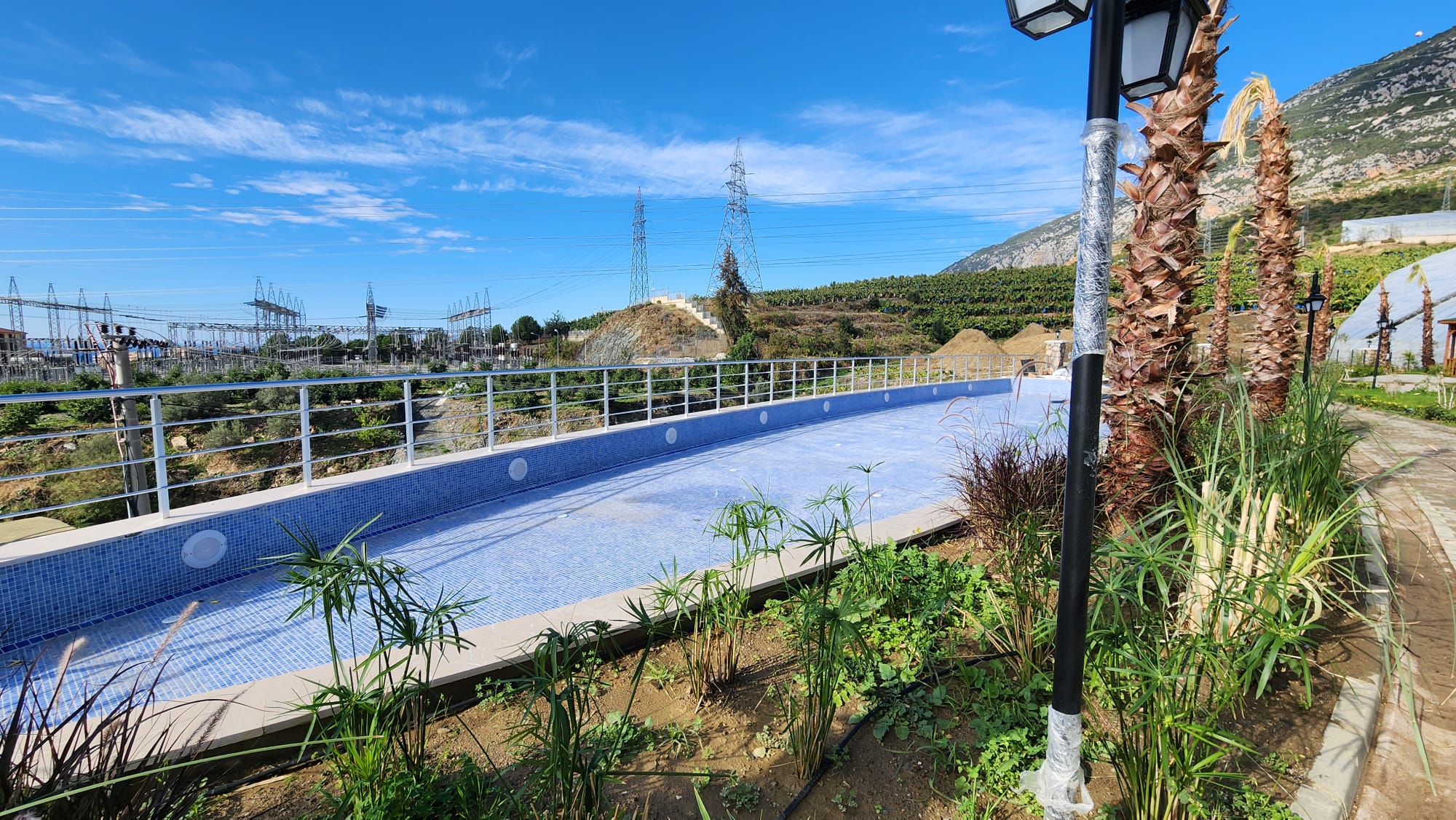 Mahmutlarin ensiluokkaiset kukkulakodit merinäköaloilla