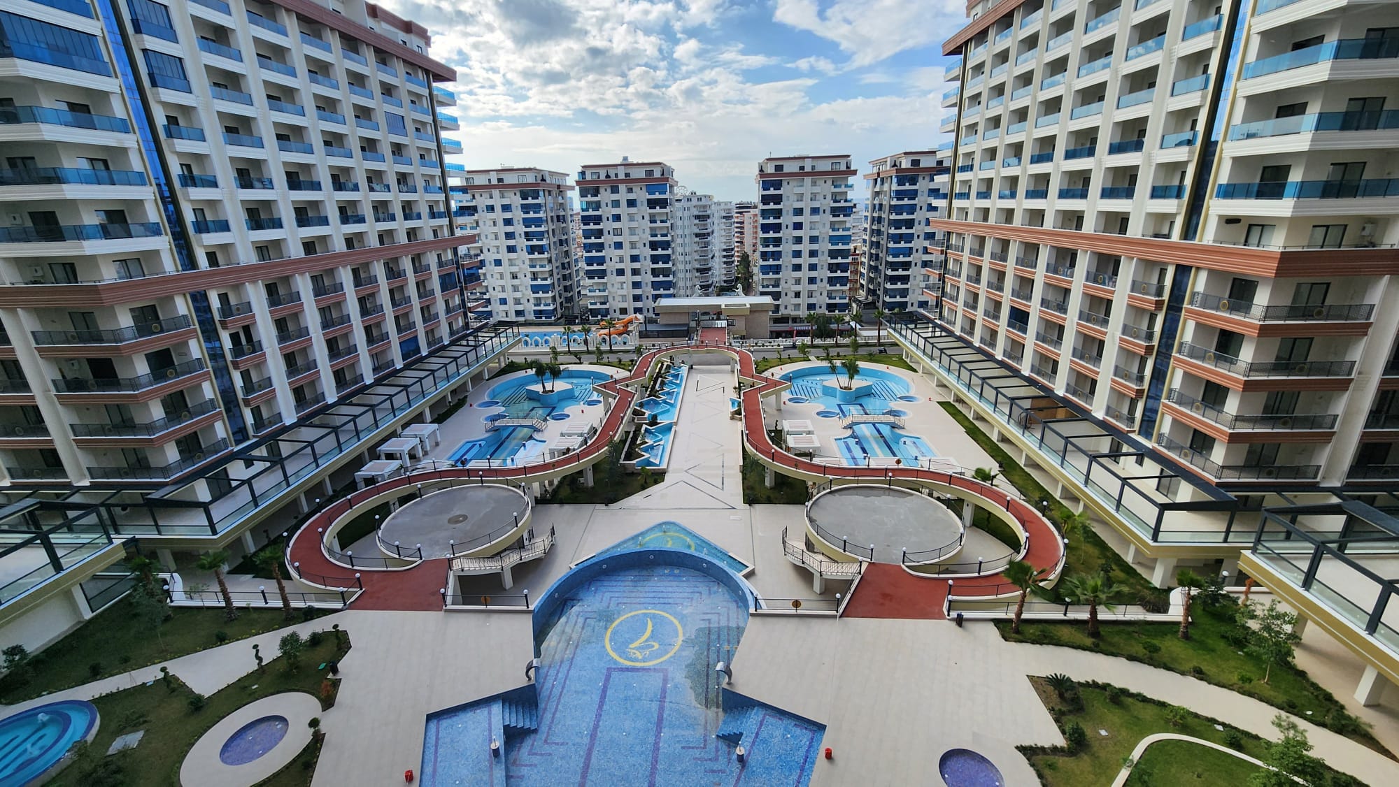 Mahmutlarin Puutarhakeidas: Ylelliset Asunnot ja Duplexit Meren Lähellä