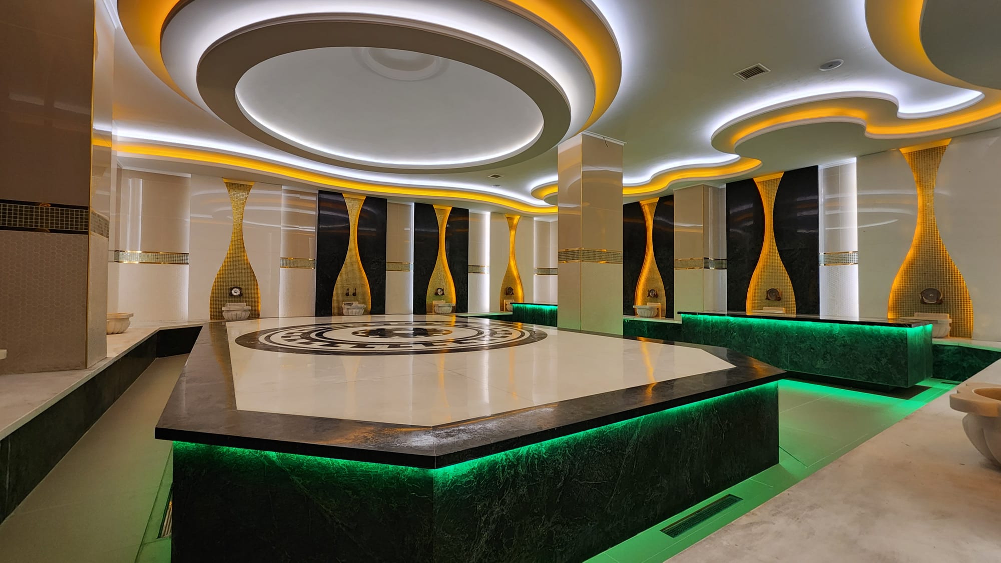 Mahmutlarin Puutarhakeidas: Ylelliset Asunnot ja Duplexit Meren Lähellä