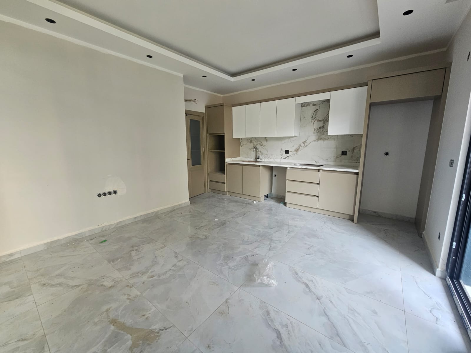 阿拉尼亚中心豪华公寓与复式住宅：尊享地中海生活与卓越投资