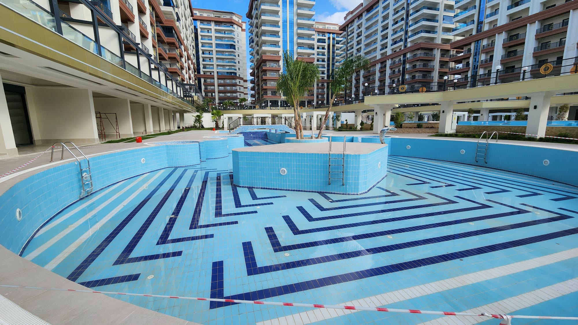 Mahmutlarin Puutarhakeidas: Ylelliset Asunnot ja Duplexit Meren Lähellä