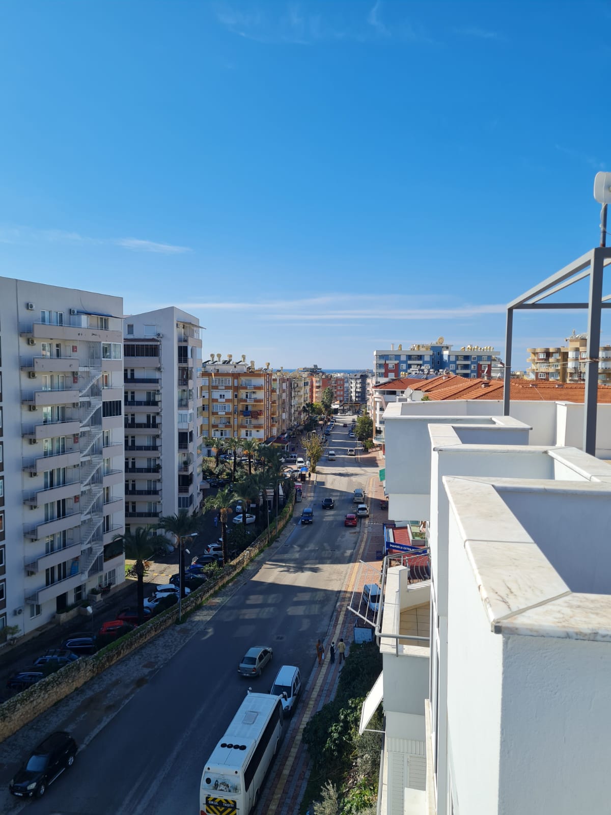 Exklusives Dachgeschoss-Apartment in Tosmur: Ruhe am Fluss, Nähe zum Meer