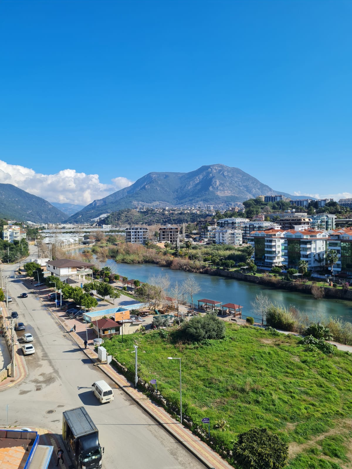 Exklusives Dachgeschoss-Apartment in Tosmur: Ruhe am Fluss, Nähe zum Meer