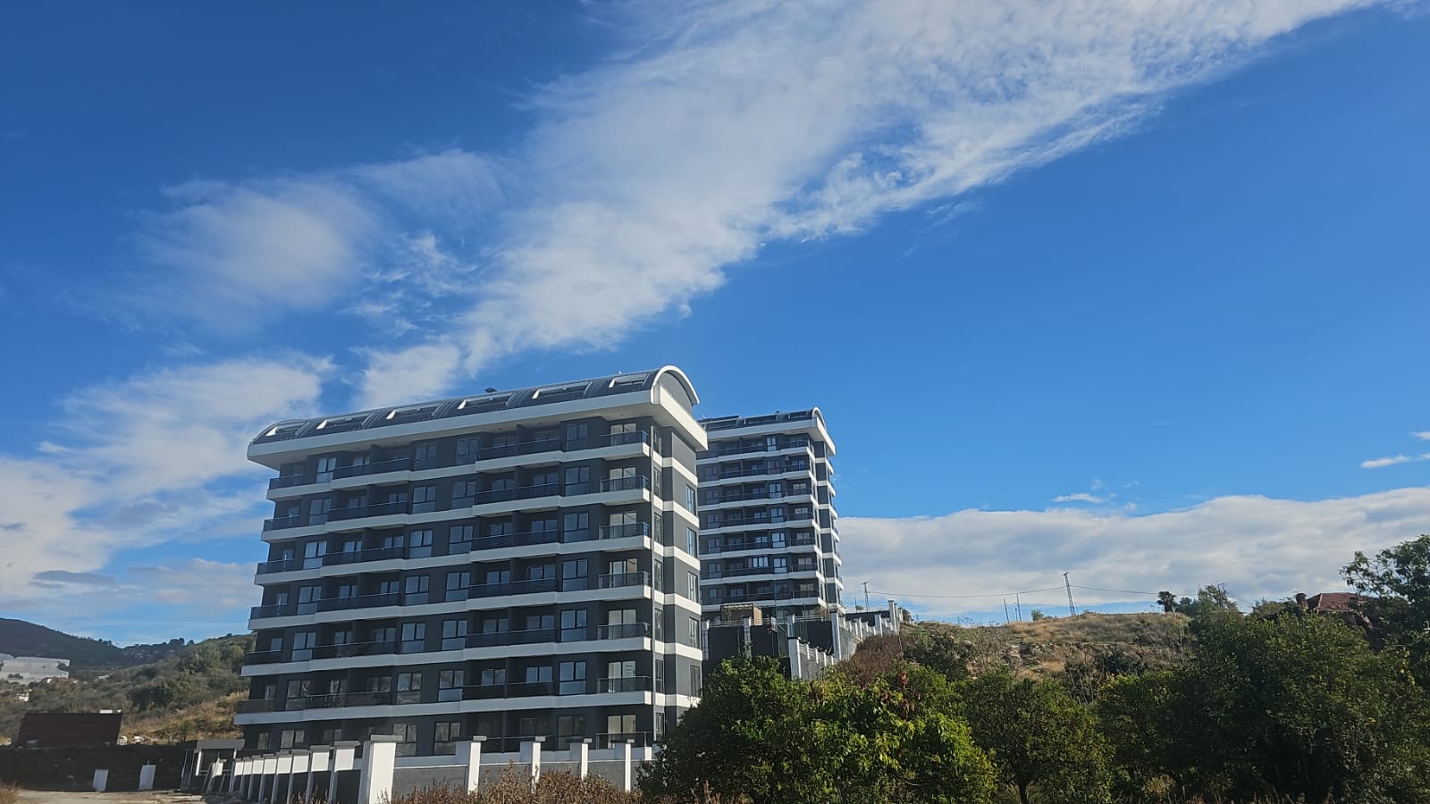 Аланияның өркендеген Демирташ ауданындағы теңіз көріністі жаңа пәтерлер мен дуплекстер