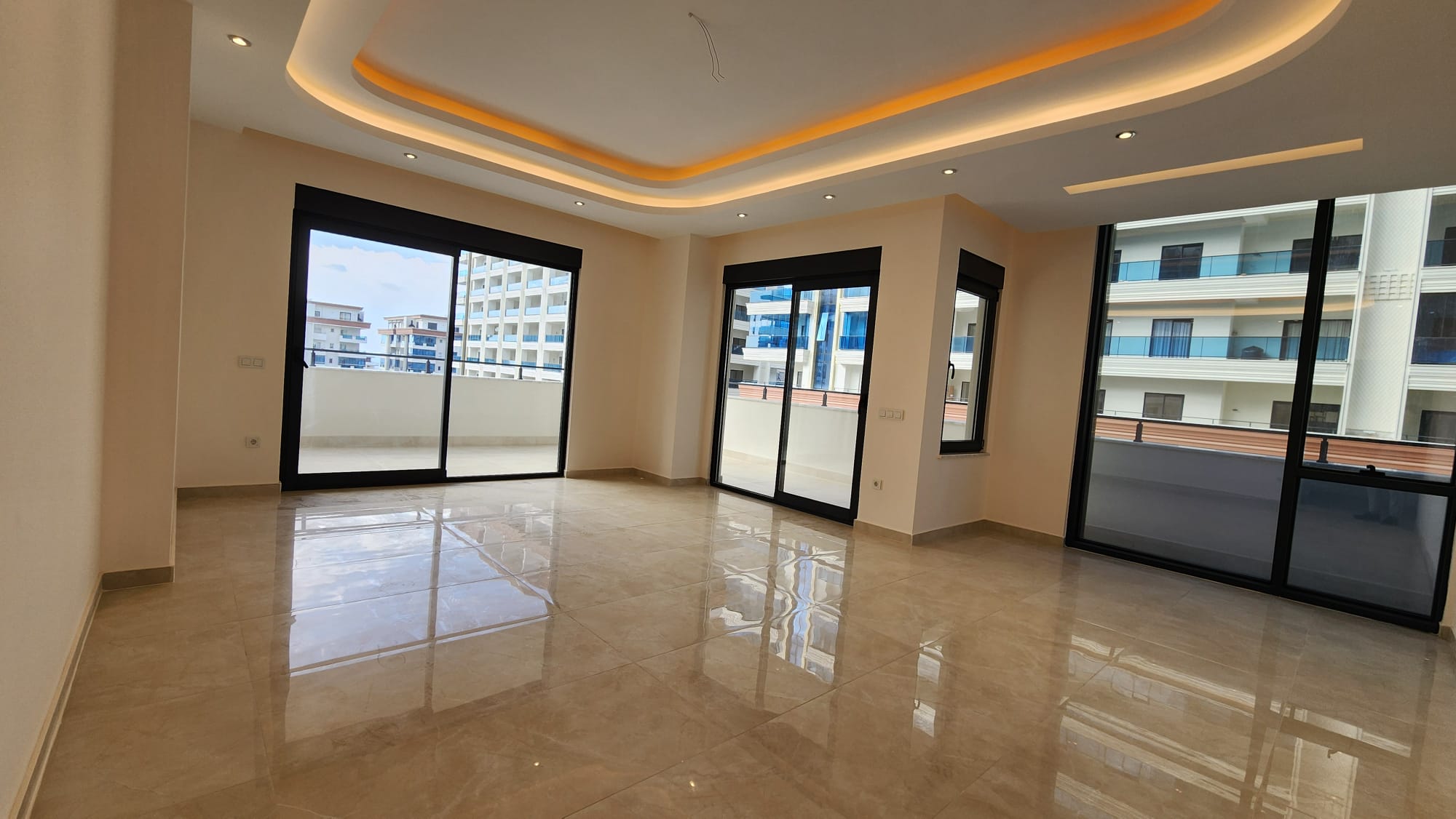 Mahmutlarin Puutarhakeidas: Ylelliset Asunnot ja Duplexit Meren Lähellä