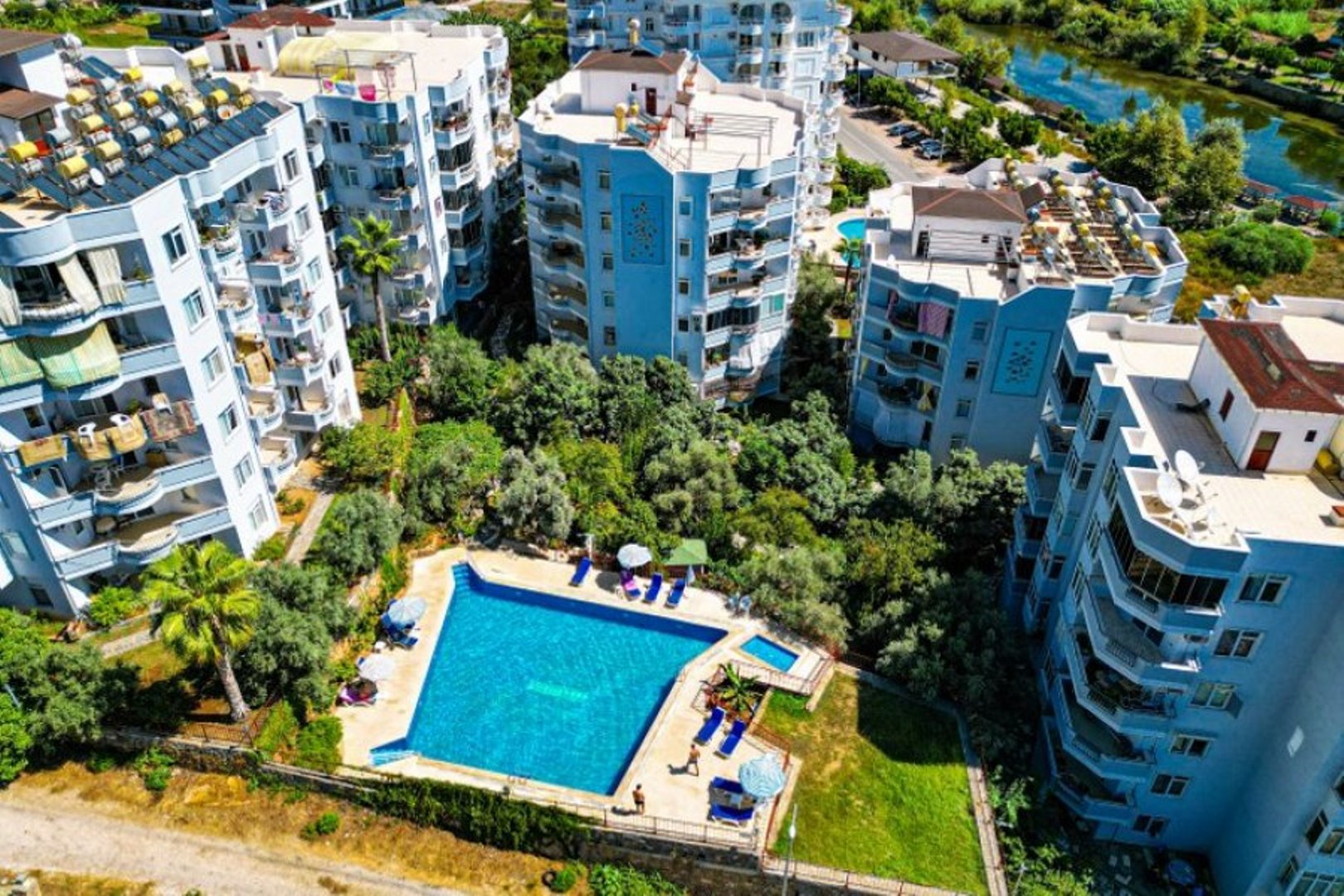 Тосмұрдағы өзен мен теңіз жағасында орналасқан, жоғарғы қабаттағы тыныш пәтер