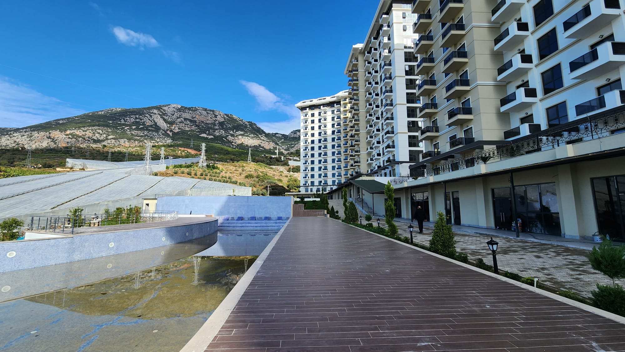 Mahmutlarin ensiluokkaiset kukkulakodit merinäköaloilla