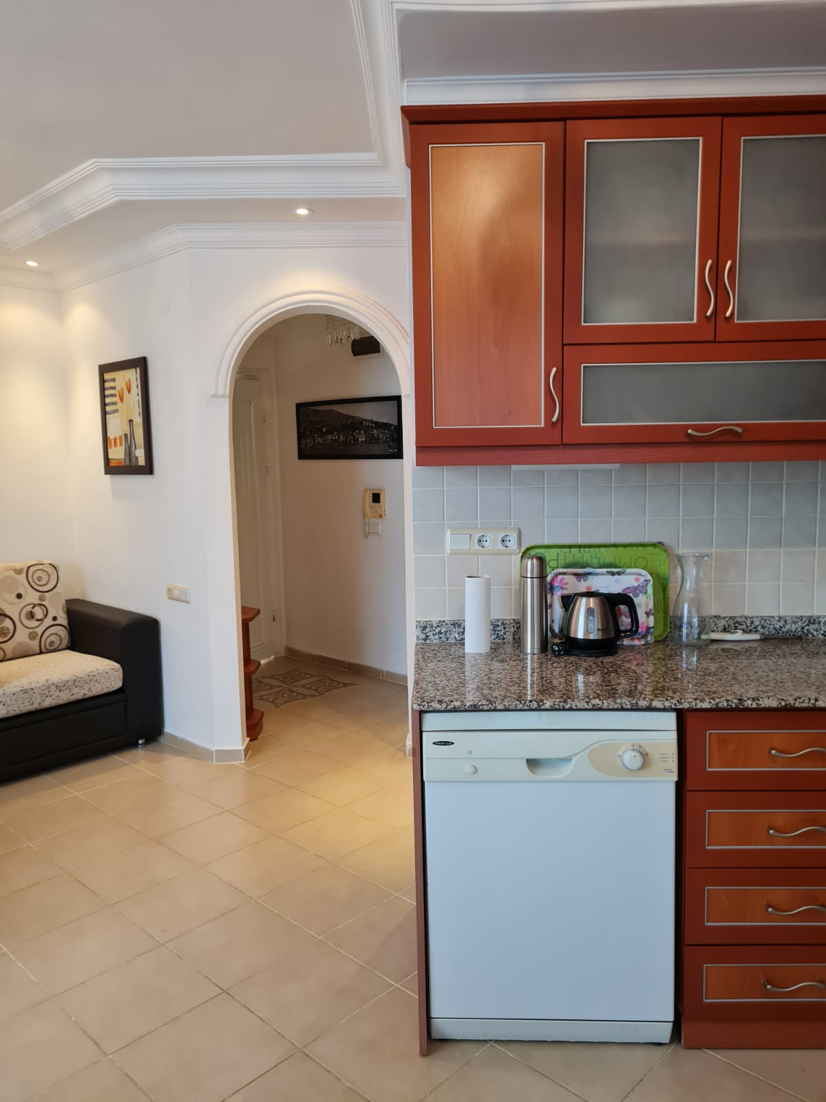 Exklusives Dachgeschoss-Apartment in Tosmur: Ruhe am Fluss, Nähe zum Meer