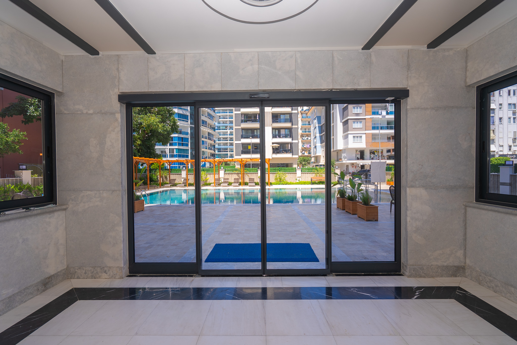 Mahmutlar Sahiline Sadece 200 Metre Mesafede, Yepyeni Deniz Yanı Daire ve Dubleksler