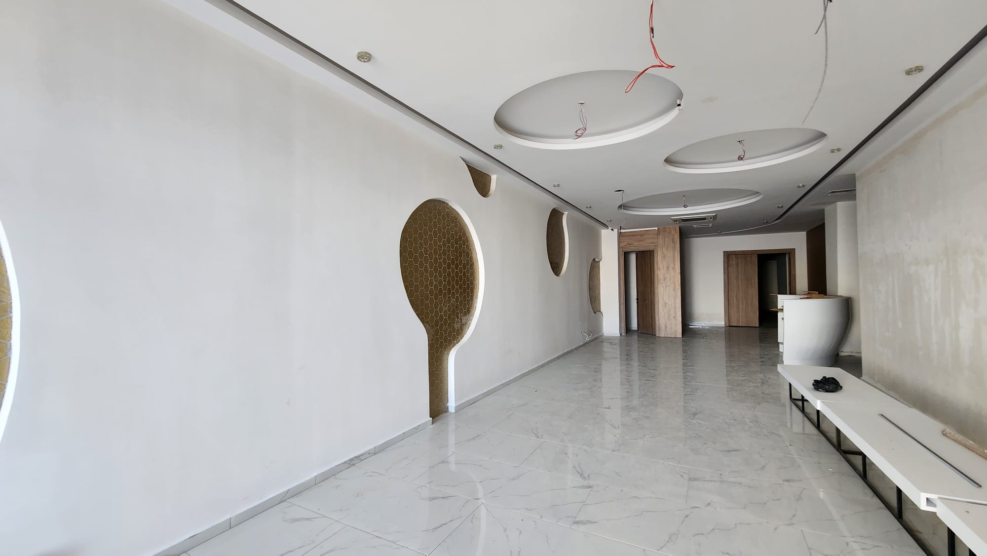 Mahmutlarin ensiluokkaiset kukkulakodit merinäköaloilla