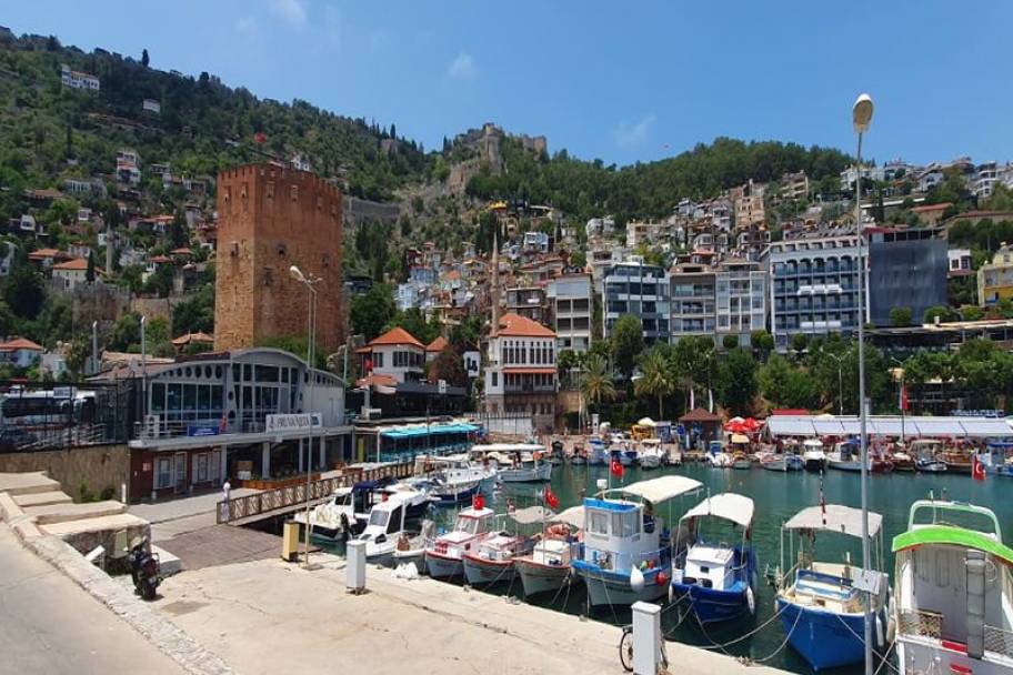 阿拉尼亚中心豪华公寓与复式住宅：尊享地中海生活与卓越投资