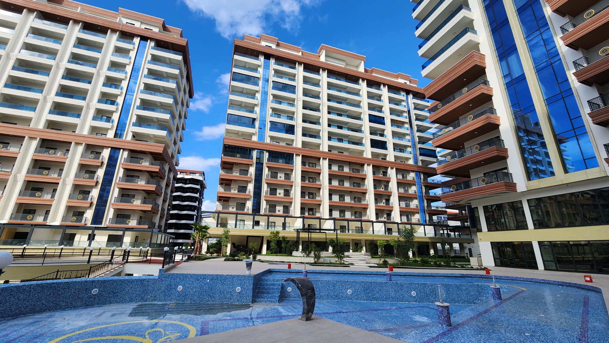 Mahmutlarin Puutarhakeidas: Ylelliset Asunnot ja Duplexit Meren Lähellä